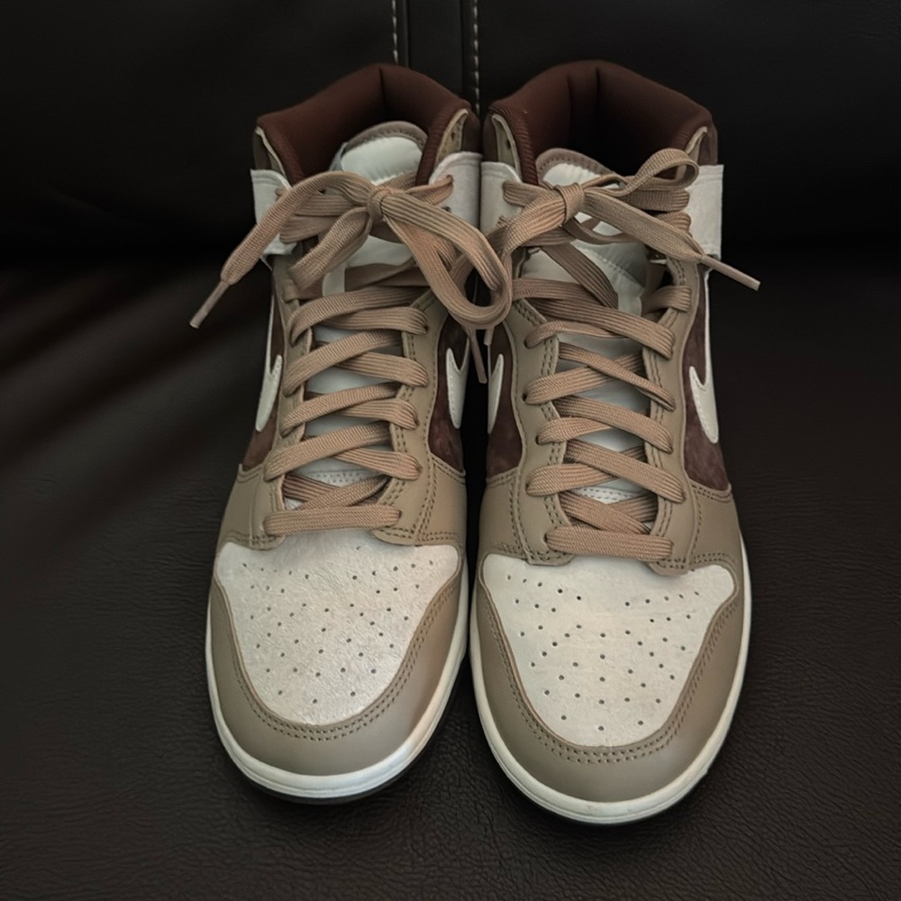 The Nike Dunk High ‘Light Chocolate’ DH5348 100 Size: 8 Excellent Condition